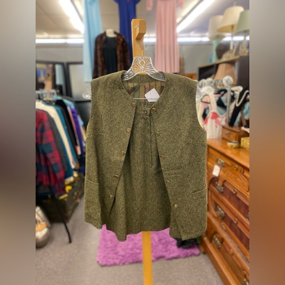 🛍️ Vintage Handcrafted Small Brown Suit